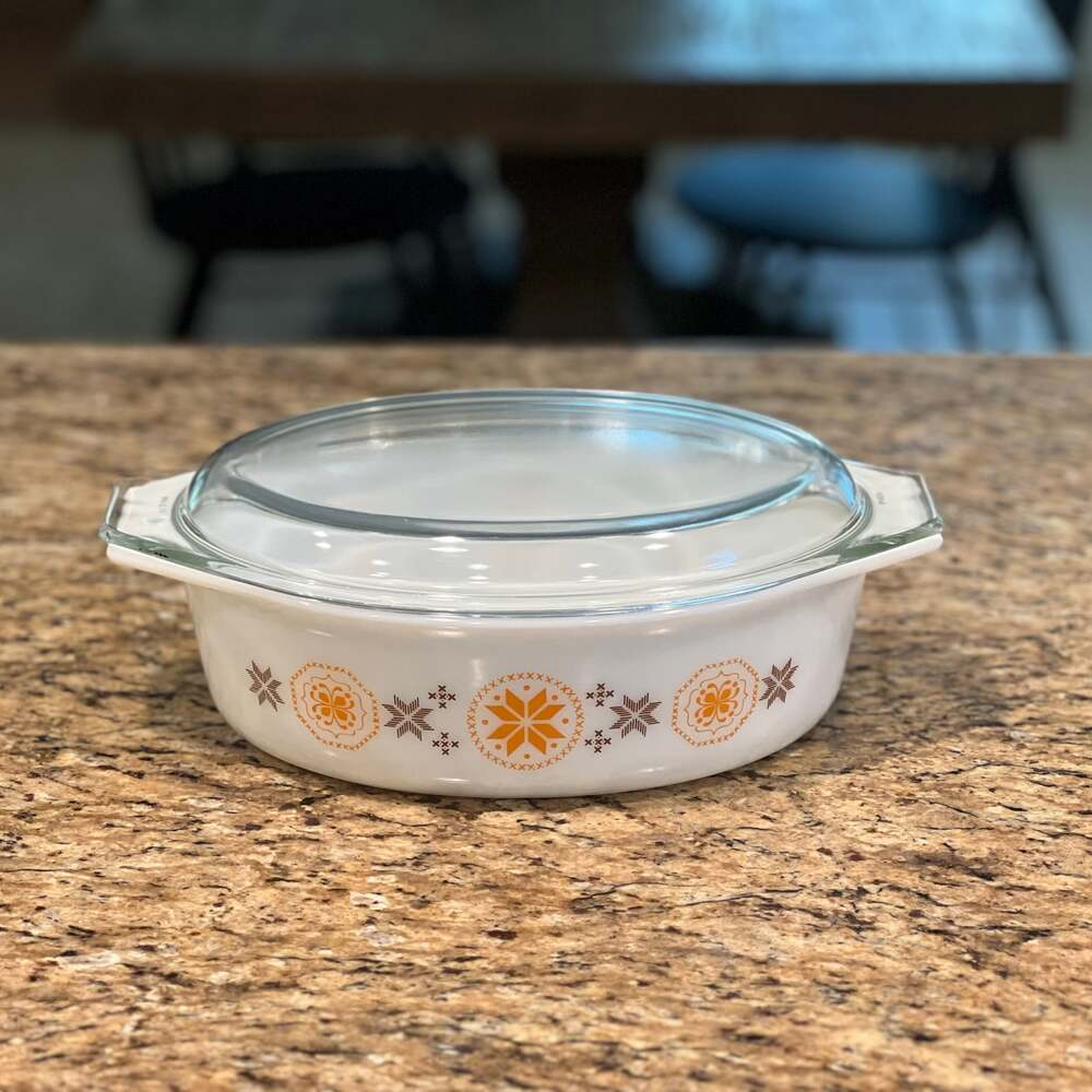 Pyrex Town and Country 2.5 Quart Casserole Dish with Lid